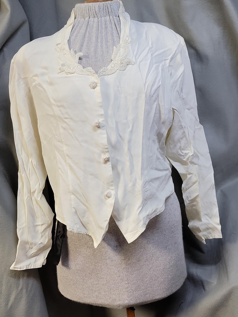 Women's Cream Embroidered Collar Button-Up Blouse M